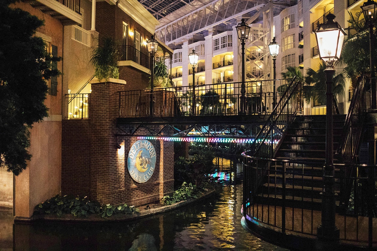 Things to do at Gaylord Opryland in Nashville featured by popular travel blogger, Walking in Memphis in High Heels