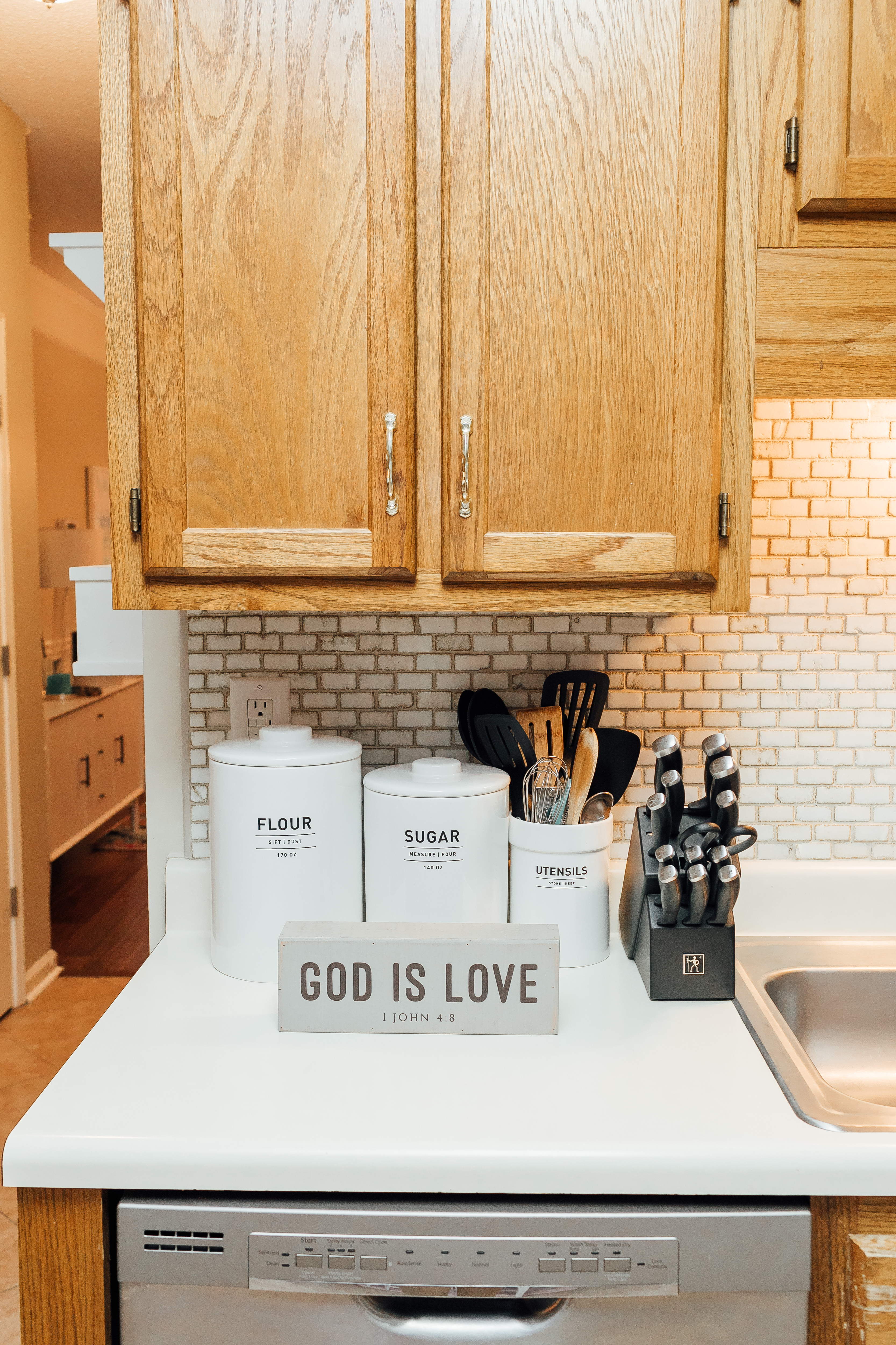How to Update Your Home on a Budget featured by top US lifestyle blog, Walking in Memphis in High Heels: new kitchen backsplash