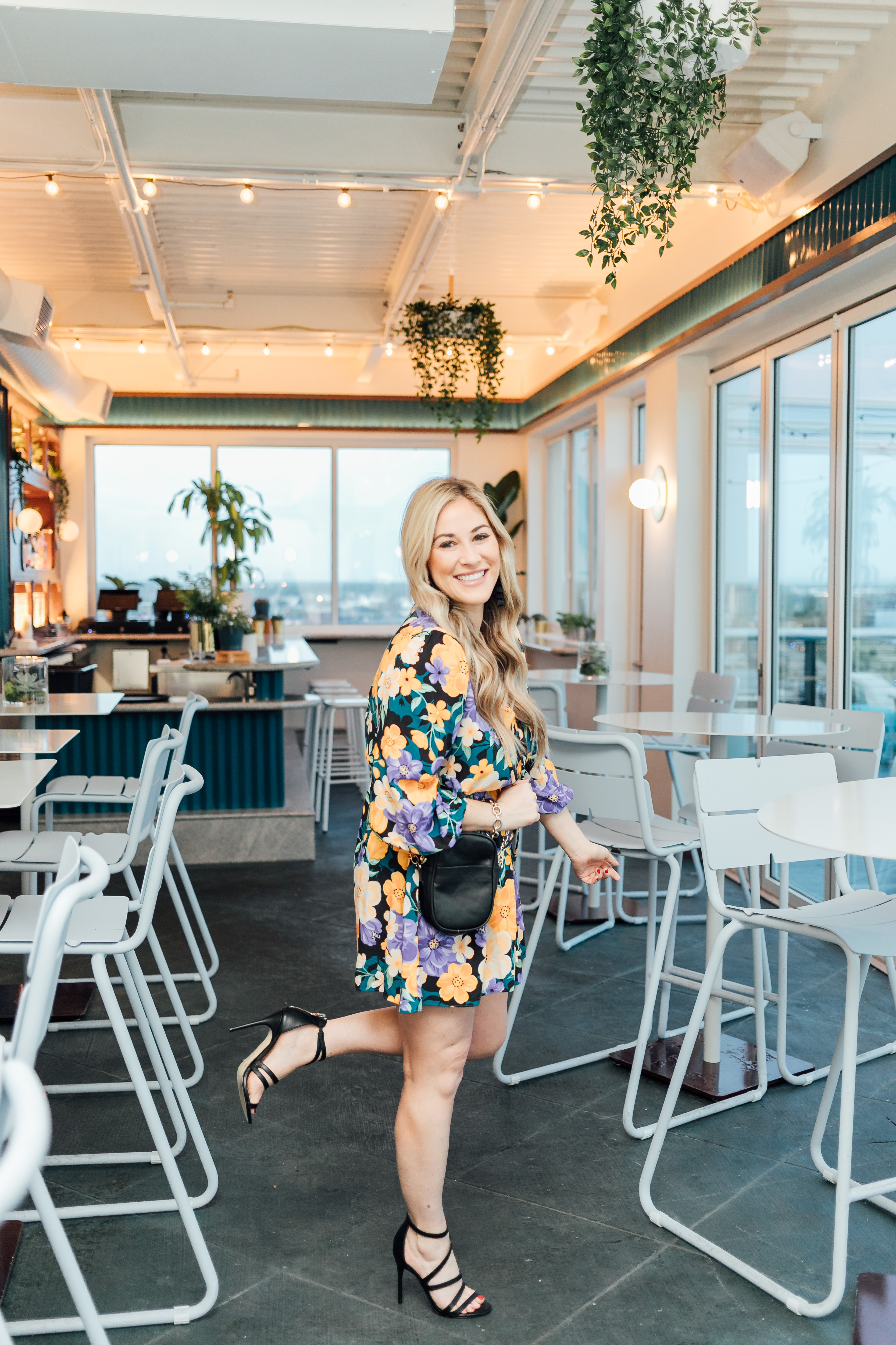 Hu Hotel review featured by top Memphis blog, Walking in Memphis in High Heels: image of a woman wearing a Tularosa mini floral dress, Steve Madden dress sandals and a Kate Spade smart phone crossbody bag.
