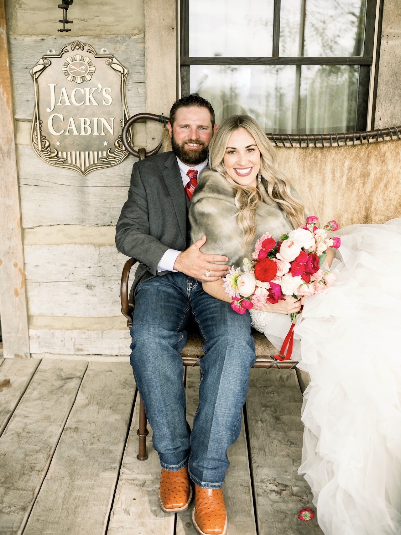 Rustic Fall Wedding in the Ozark Mountains in Branson, Missouri featured by top US lifestyle blog, Walking in Memphis in High Heels.