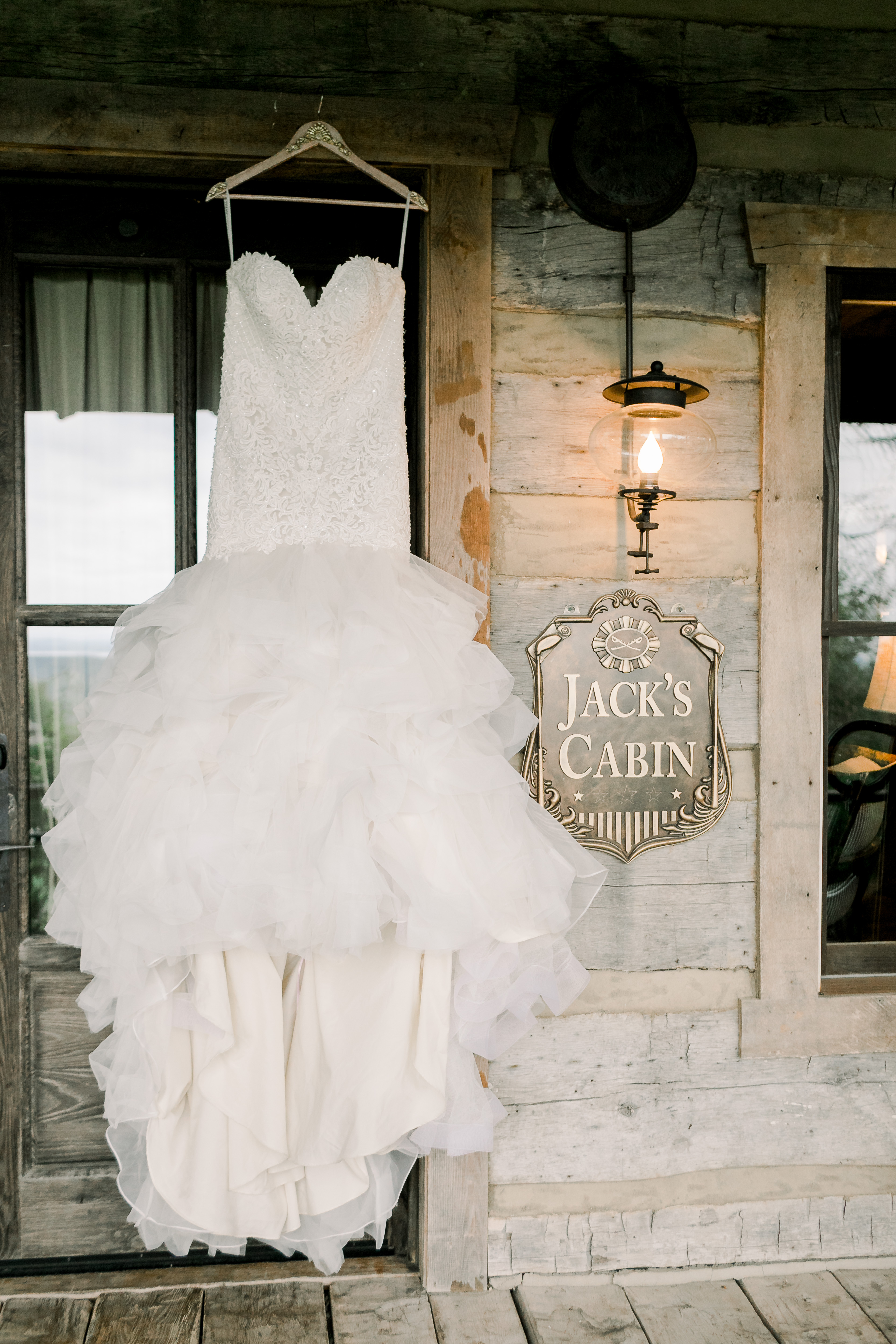 Rustic Fall Wedding in the Ozark Mountains in Branson, Missouri featured by top US lifestyle blog, Walking in Memphis in High Heels.