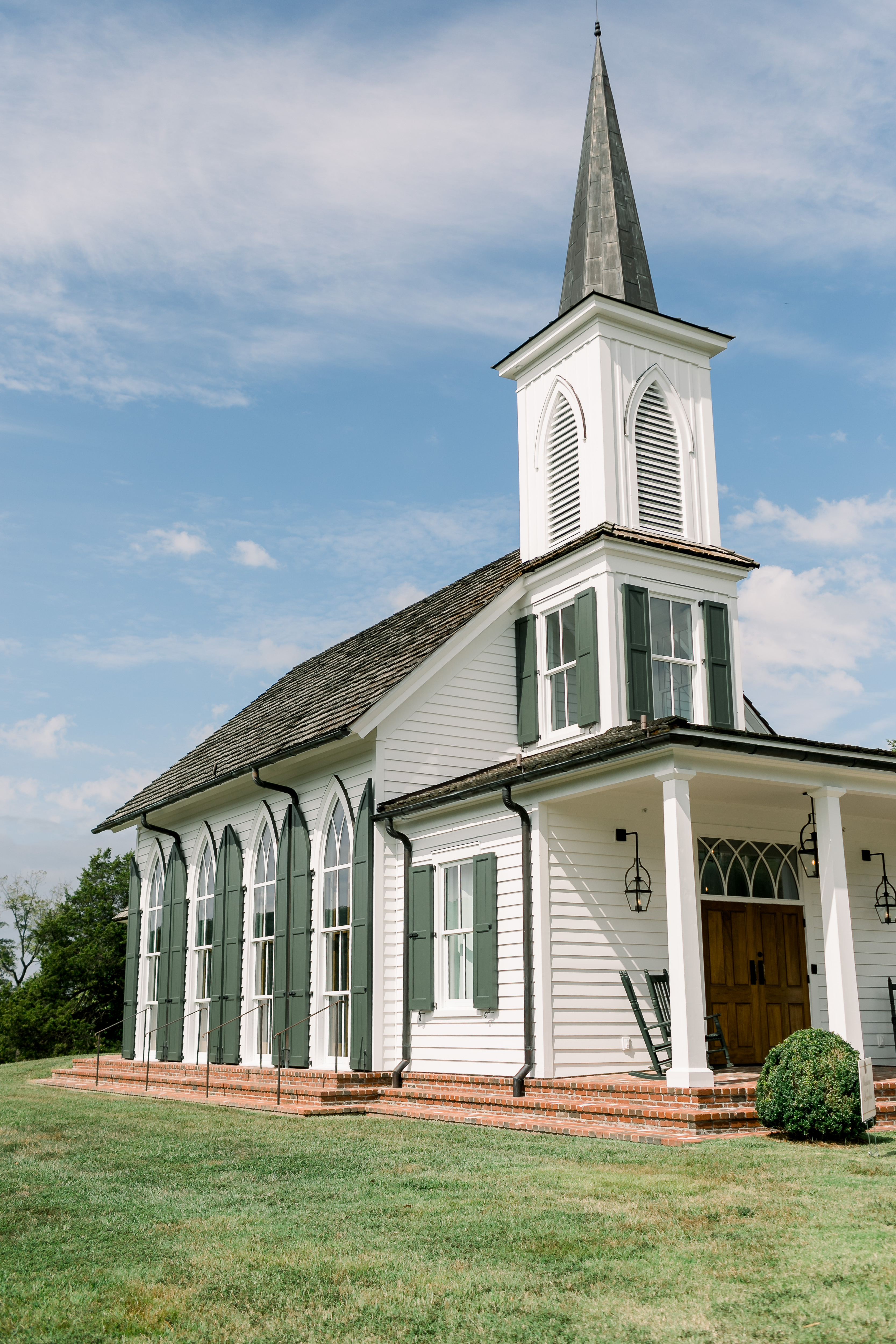 Rustic Fall Wedding in the Ozark Mountains in Branson, Missouri featured by top US lifestyle blog, Walking in Memphis in High Heels.