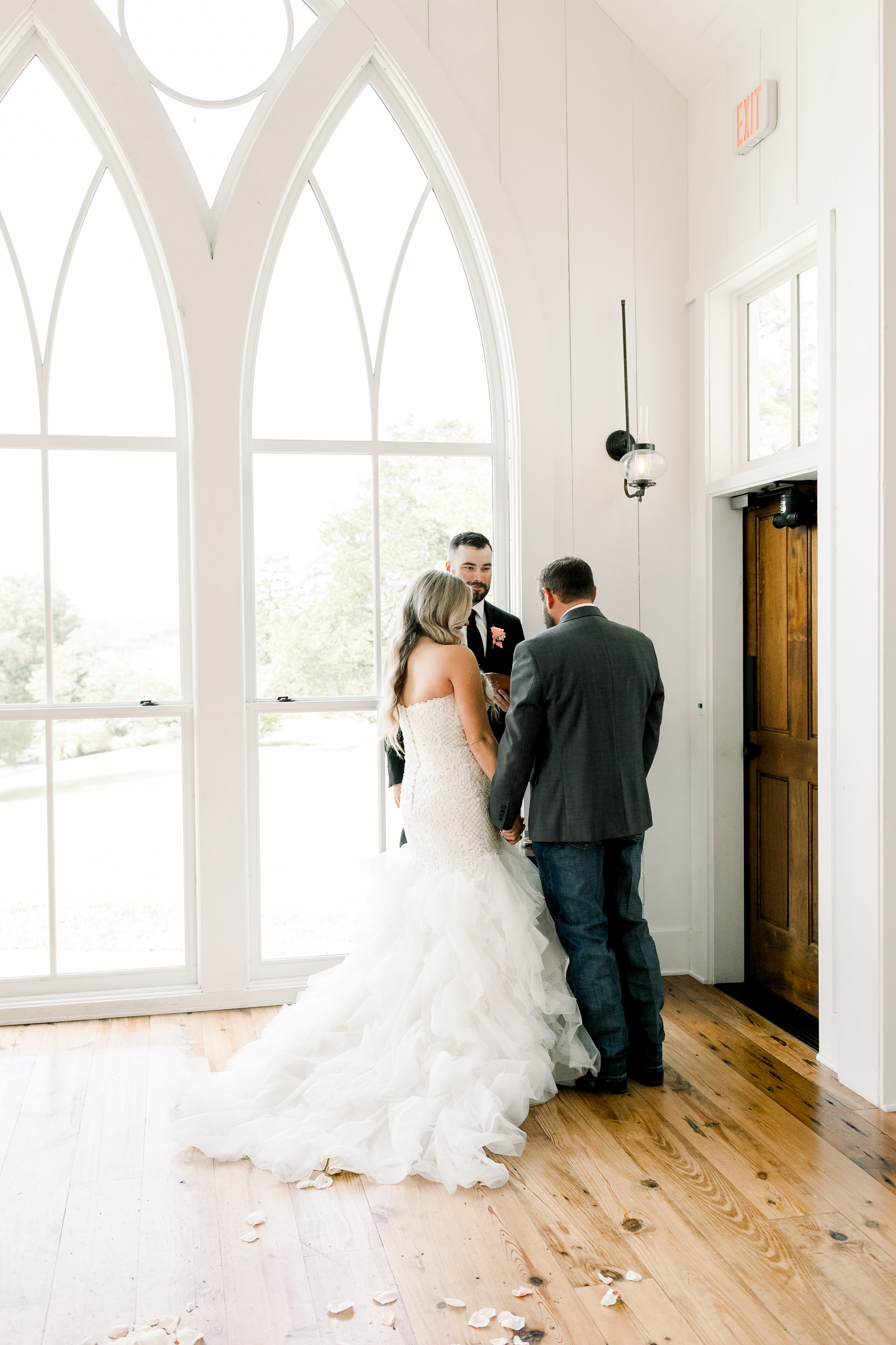 Rustic Fall Wedding in the Ozark Mountains in Branson, Missouri featured by top US lifestyle blog, Walking in Memphis in High Heels.