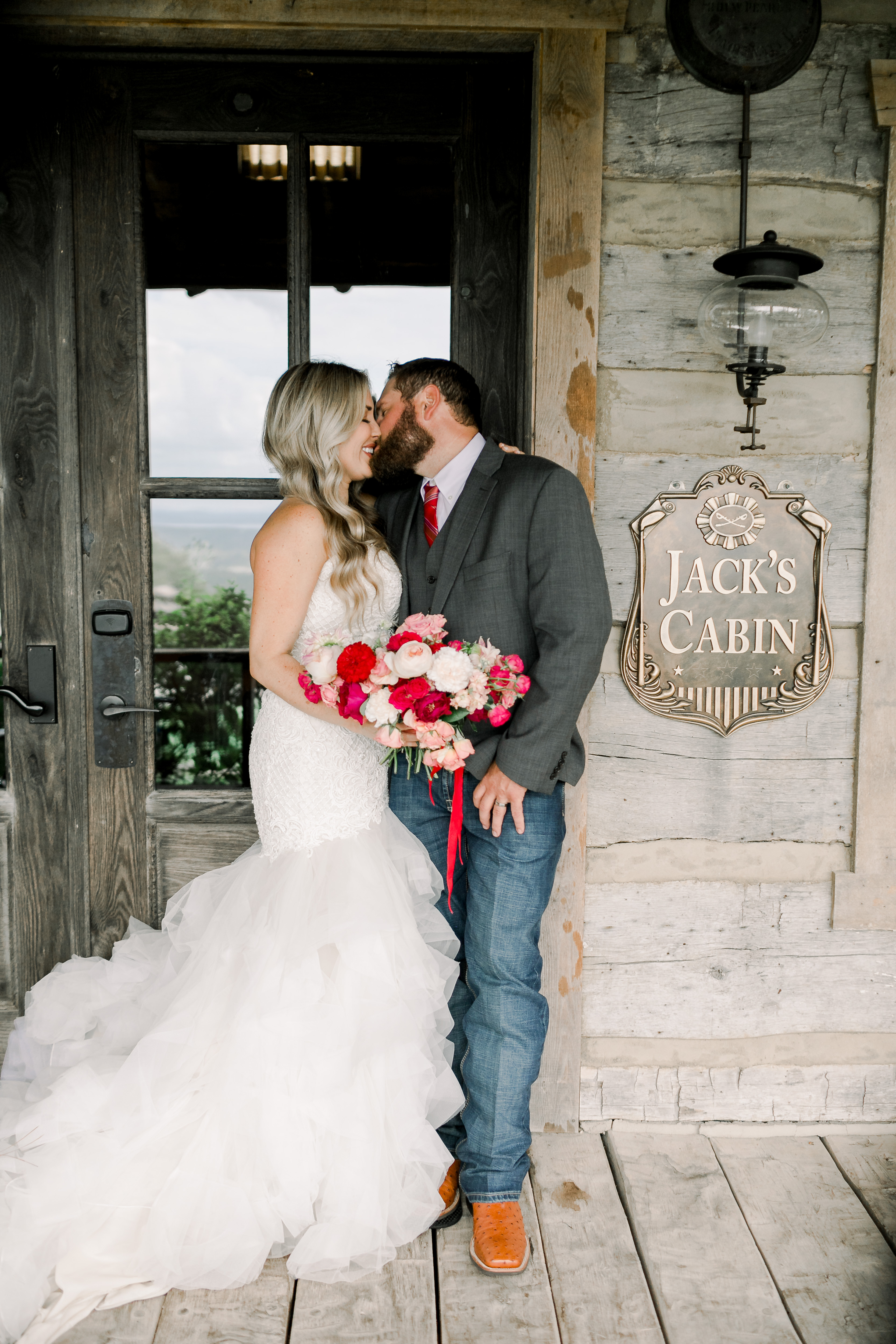 Rustic Fall Wedding in the Ozark Mountains in Branson, Missouri featured by top US lifestyle blog, Walking in Memphis in High Heels.