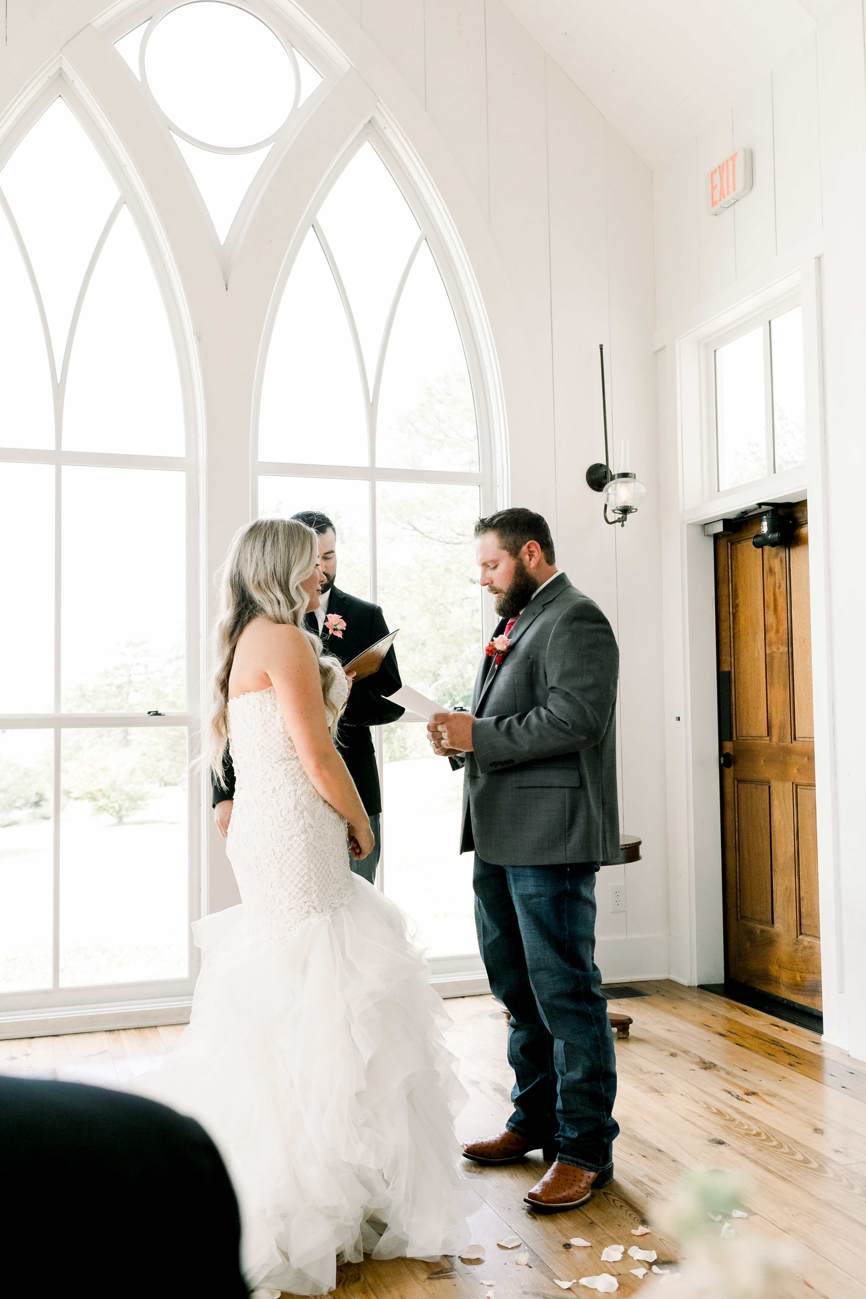 Rustic Fall Wedding in the Ozark Mountains in Branson, Missouri featured by top US lifestyle blog, Walking in Memphis in High Heels.