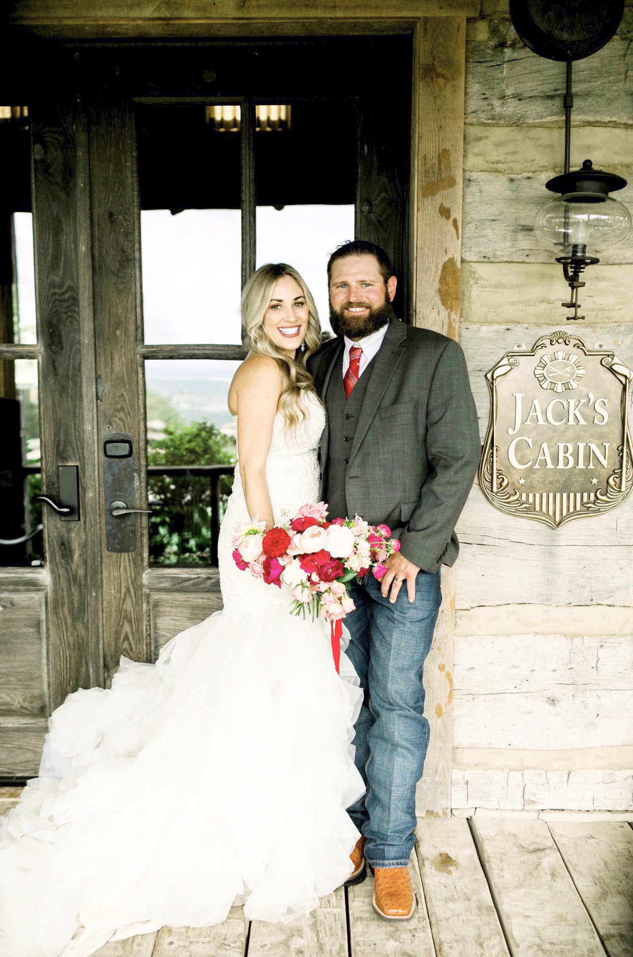 Rustic Fall Wedding in the Ozark Mountains in Branson, Missouri featured by top US lifestyle blog, Walking in Memphis in High Heels.