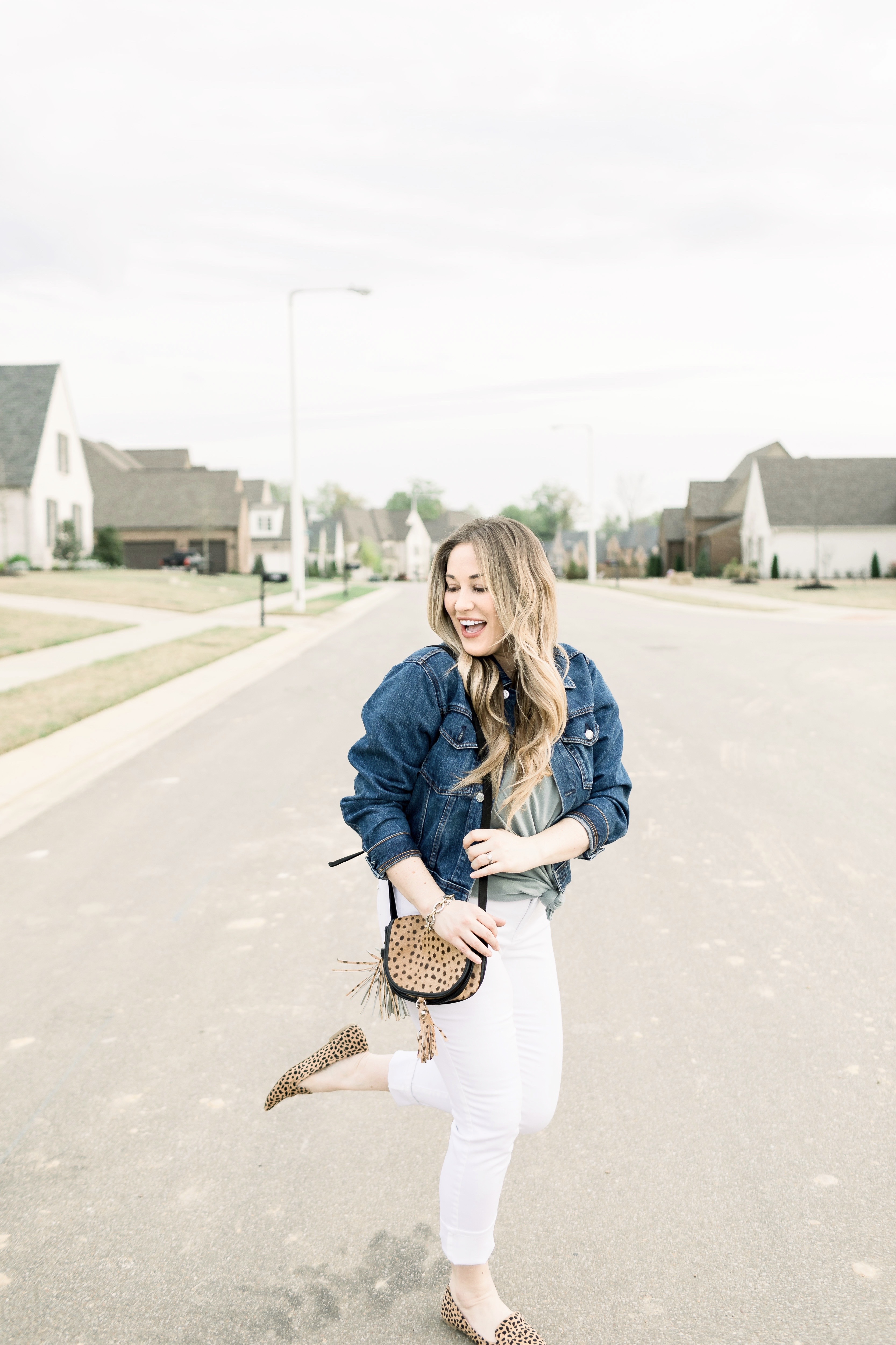 white jeans Blogger 