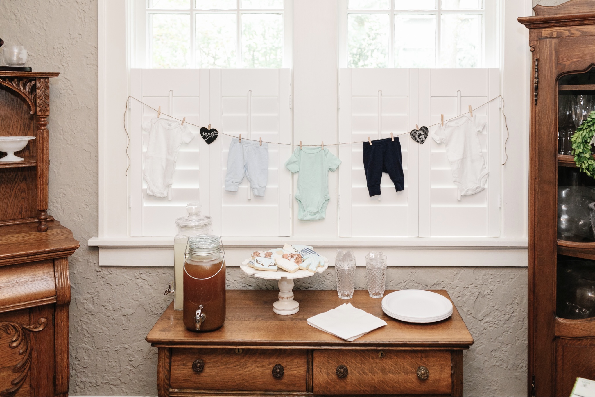 Rustic Baby Shower theme by top Memphis lifestyle mommy blogger, Walking in Memphis in High Heels.