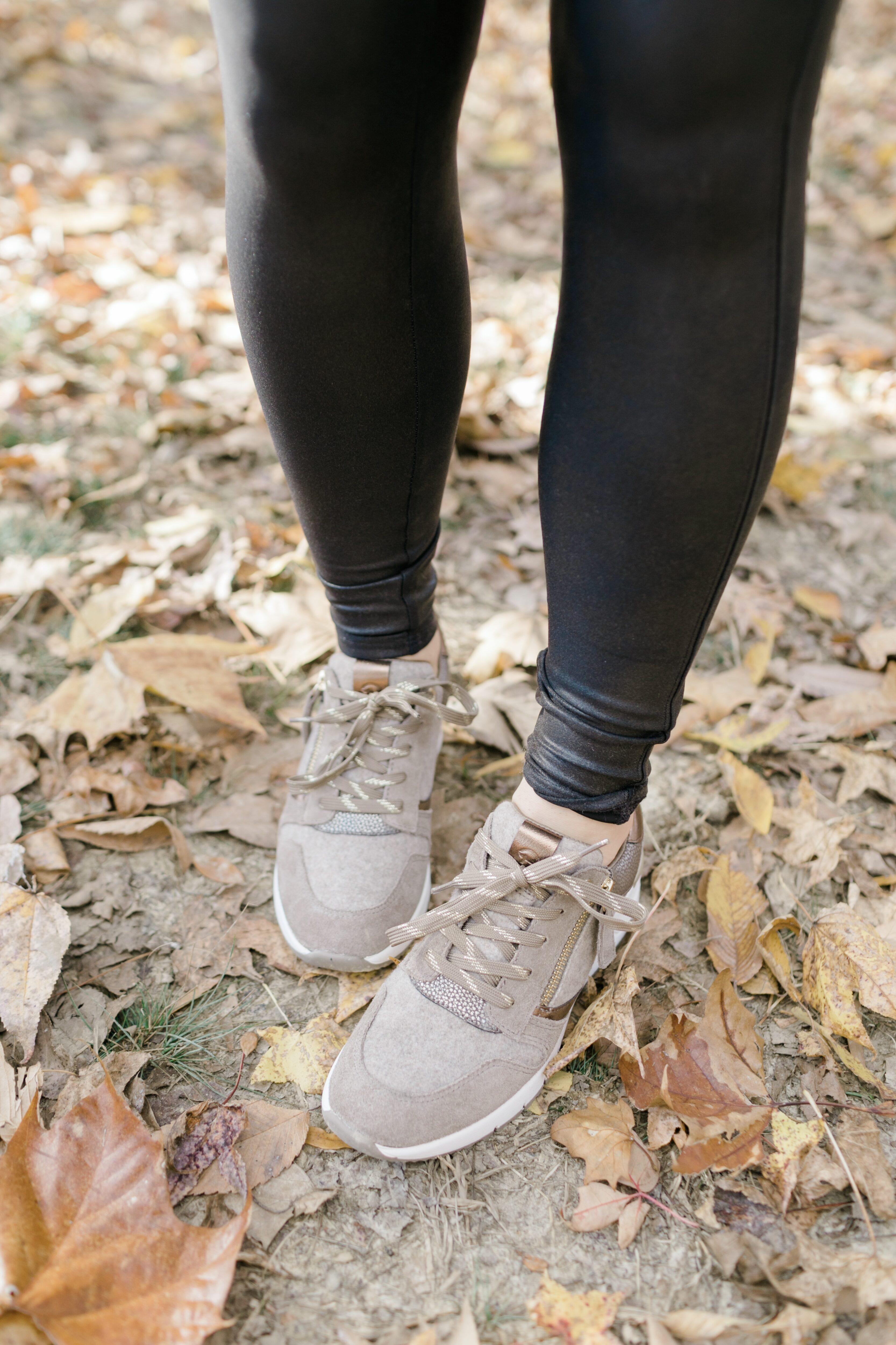 tamaris sneakers reviewed by top US mom fashion blogger, walking in memphis In high Heels.