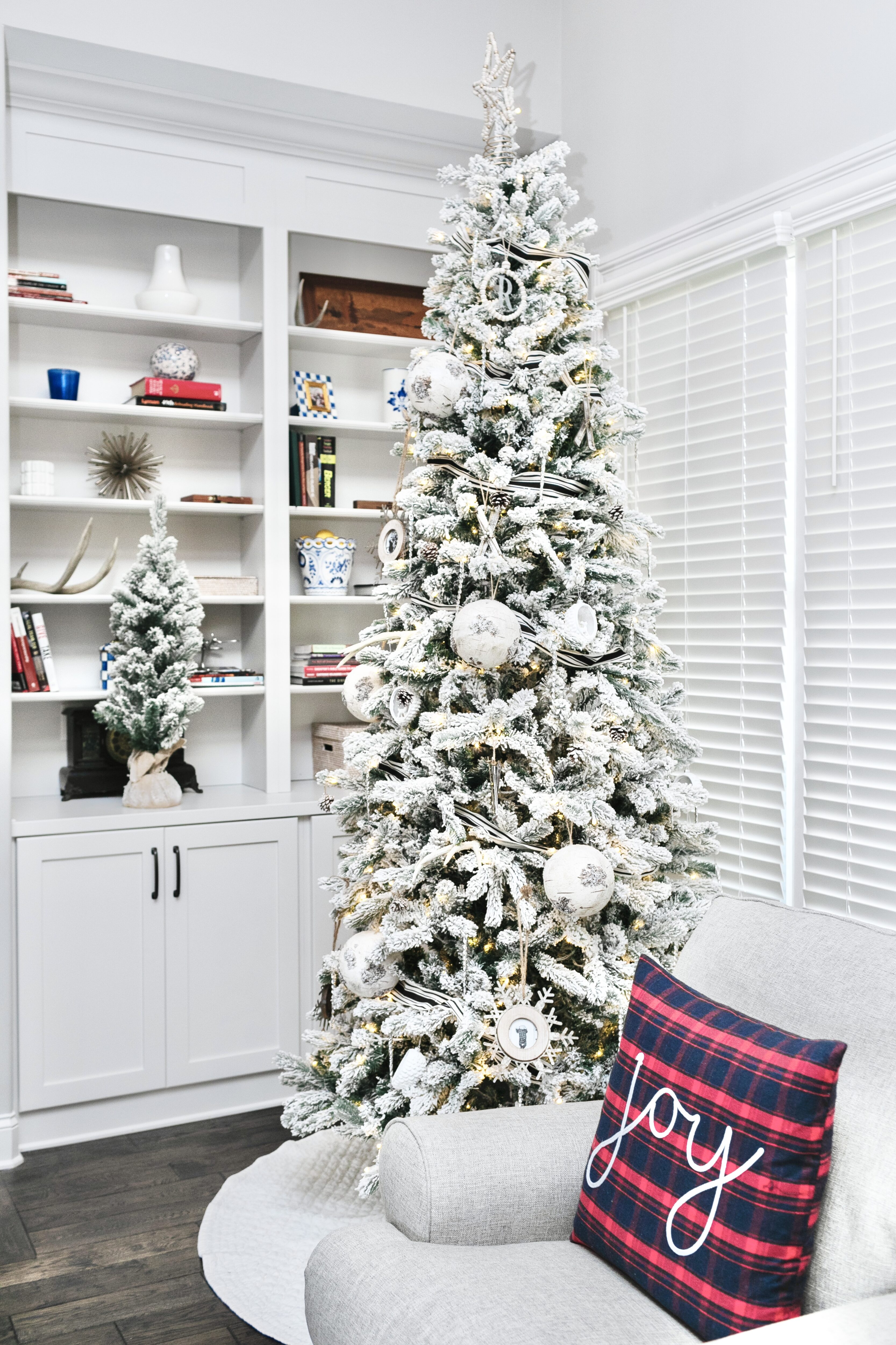 How to Decorate for Christmas on a Budget, tips featured by top US lifestyle blogger, Walking in Memphis in High Heels.