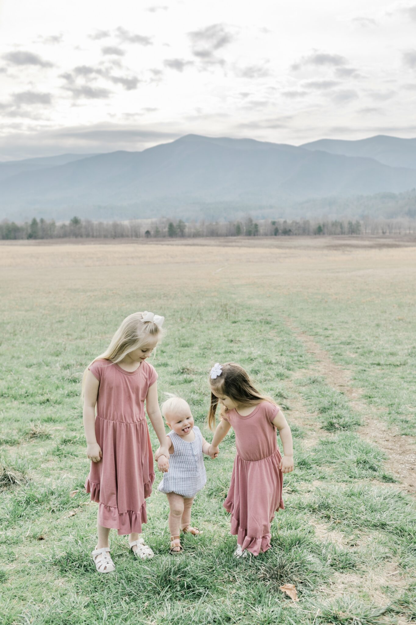 How to take great Easter family pictures, tips by top US lifestyle blogger, Walking in Memphis in High Heels.