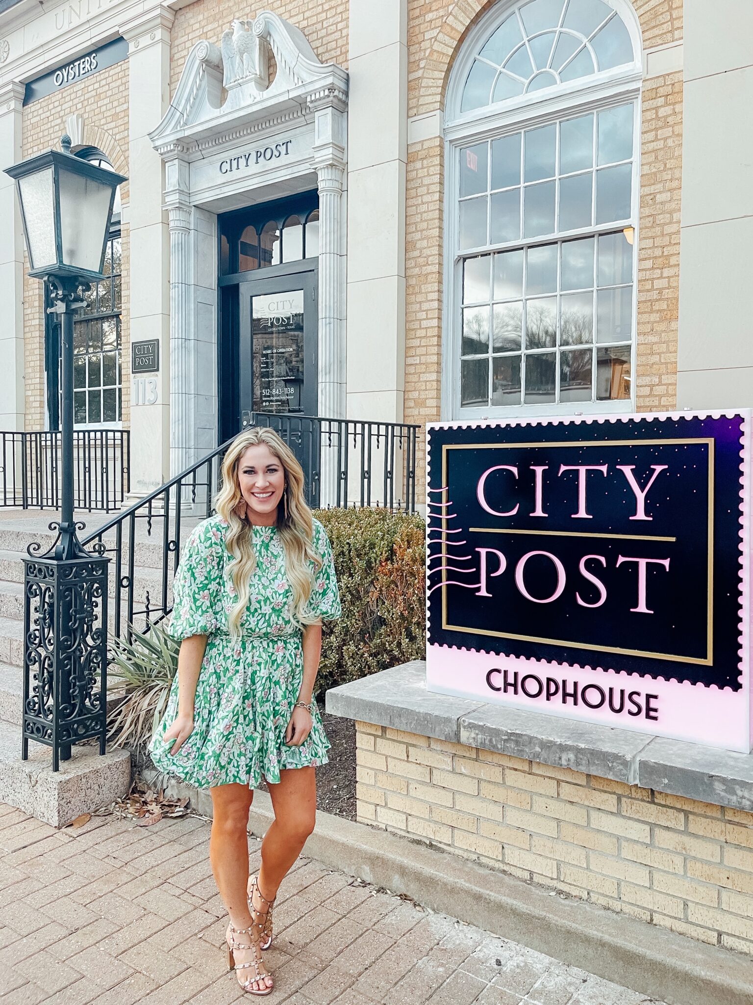 Georgetown Town Square in Texas featured by top US travel blogger, Walking in Memphis in High Heels.